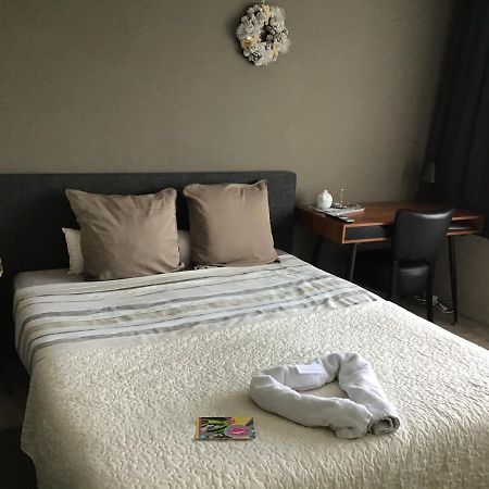 Guesthouse De Steenberg 2 x tweepersoonskamers met private kitchenette, grote badkamer, tuinzicht op de eerste verdieping Geel Buitenkant foto