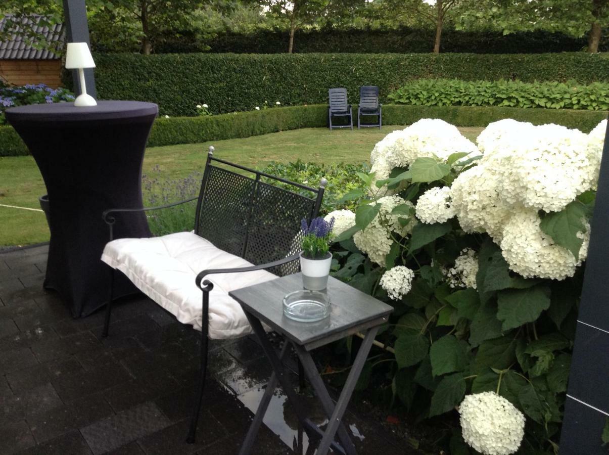 Guesthouse De Steenberg 2 x tweepersoonskamers met private kitchenette, grote badkamer, tuinzicht op de eerste verdieping Geel Buitenkant foto