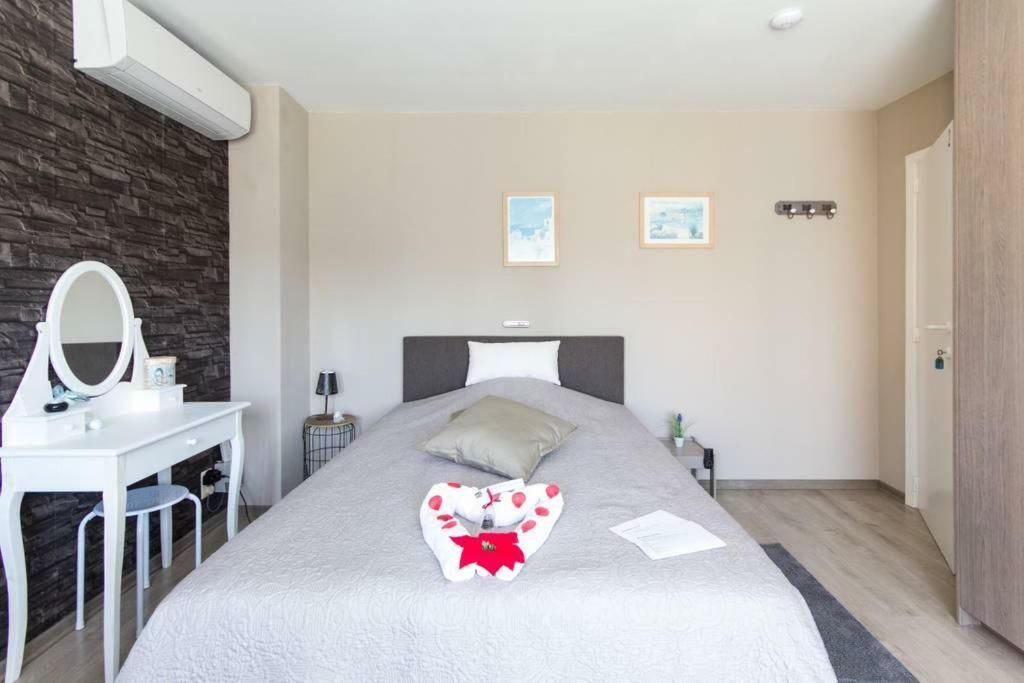Guesthouse De Steenberg 2 x tweepersoonskamers met private kitchenette, grote badkamer, tuinzicht op de eerste verdieping Geel Buitenkant foto