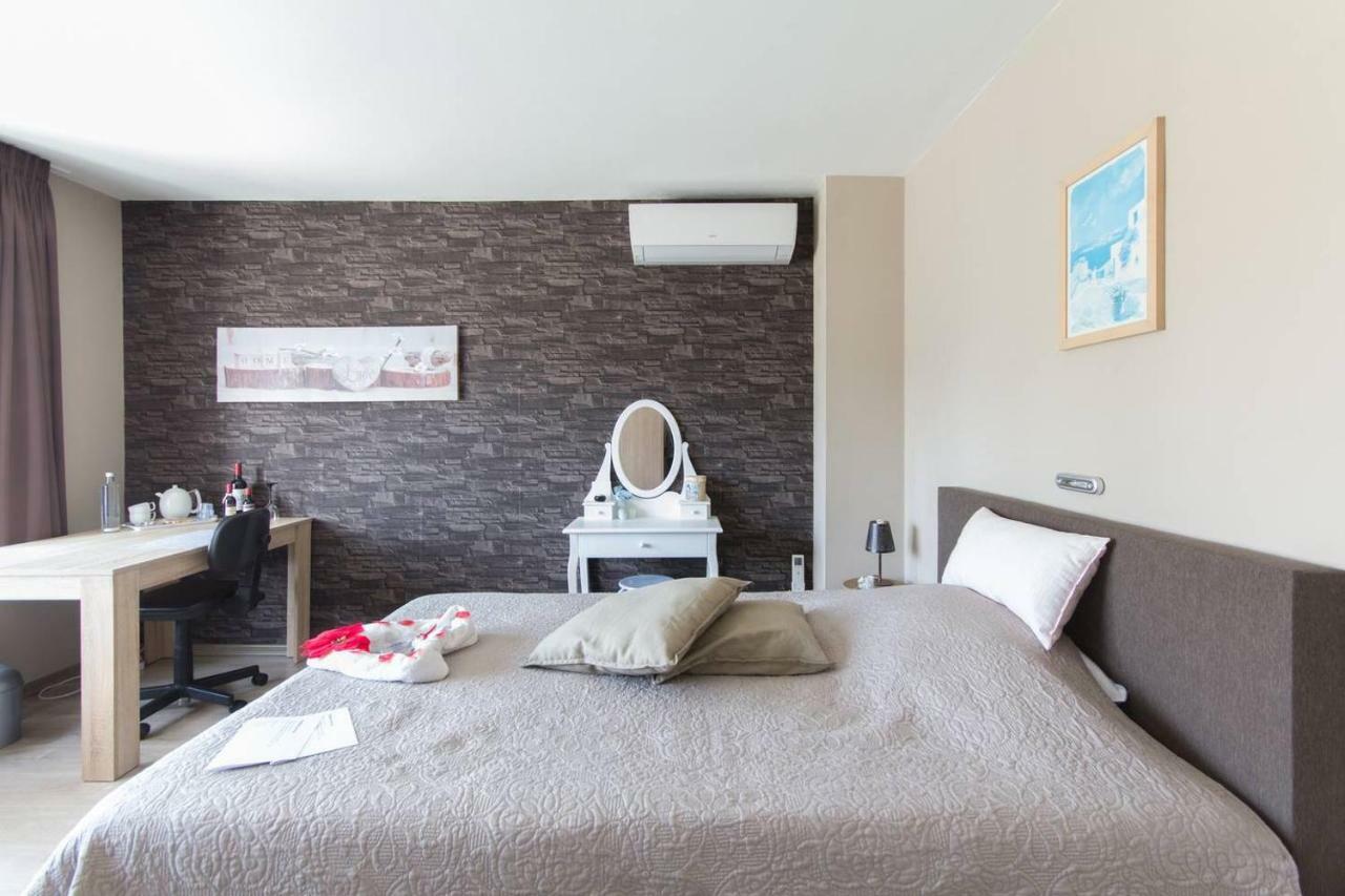 Guesthouse De Steenberg 2 x tweepersoonskamers met private kitchenette, grote badkamer, tuinzicht op de eerste verdieping Geel Buitenkant foto